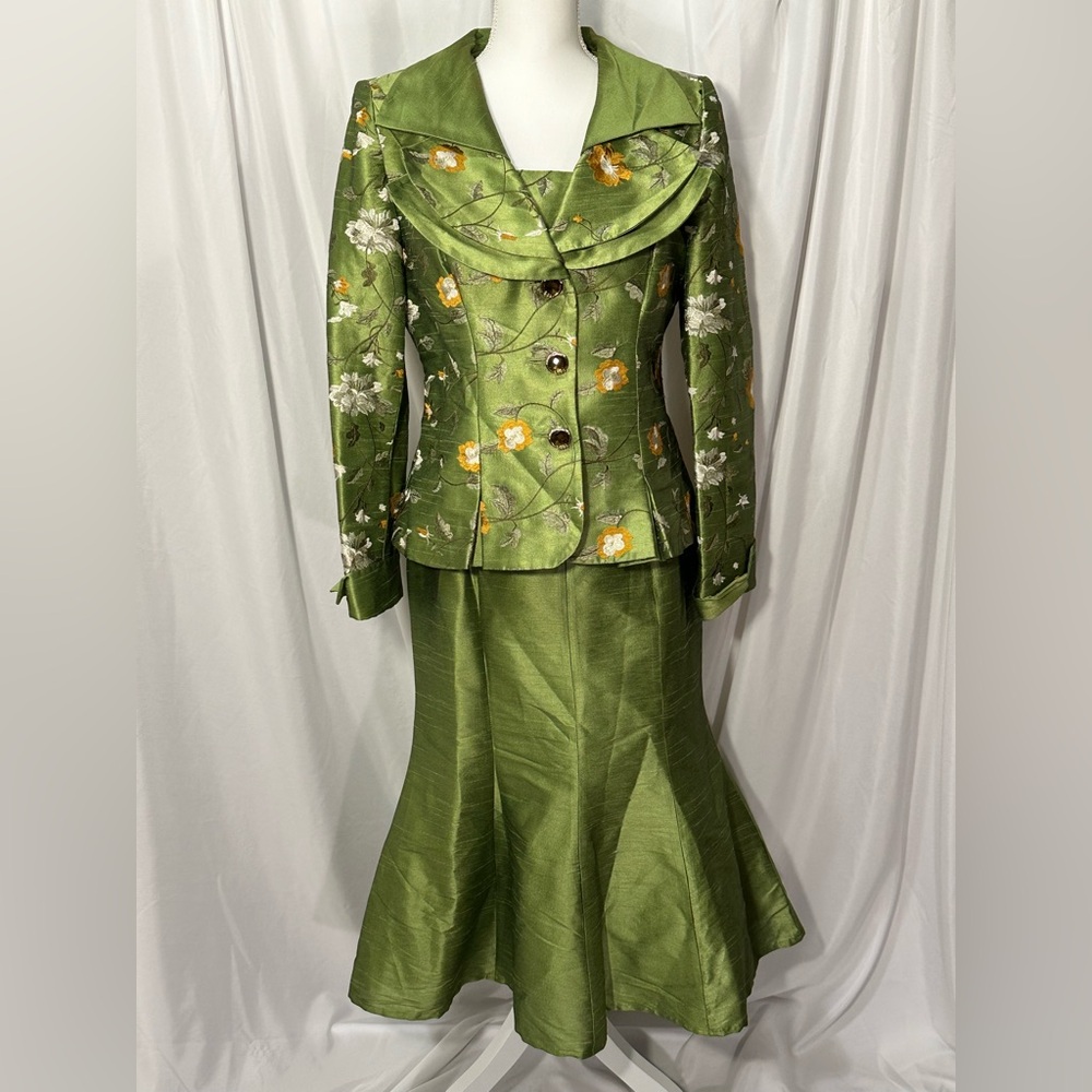 Lily & Taylor Brocade Suit. Size 6. EUC.